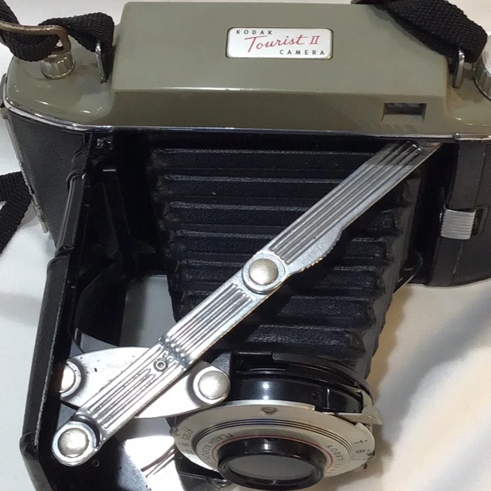 KODAK TOURIST II 620 FILM CAMERA WITH KODET F/12.5 LENS V20
